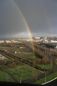 804497 Afbeelding van een (dubbele) regenboog boven het park Transwijk te Utrecht, gezien vanaf een flatgebouw aan de ...